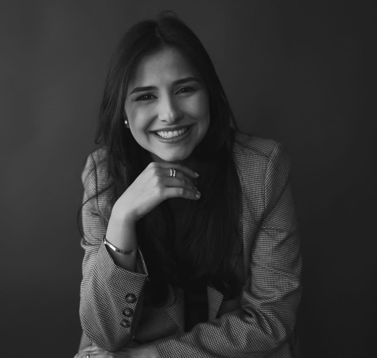 Thaís Fonseca Jorge, sócia da frente contratual, em retrato de estúdio com luz lateral