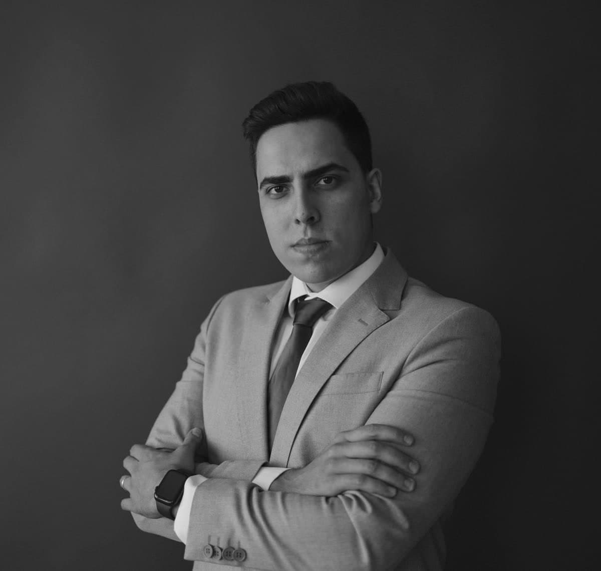 Túlio Henrique Altino Campos, sócio da frente societária, em retrato de estúdio com luz lateral