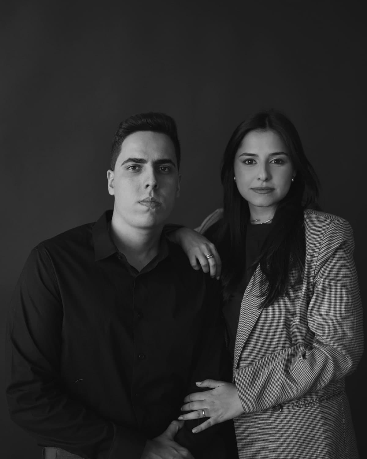 Os dois sócios do escritório em retrato de estúdio, em preto e branco